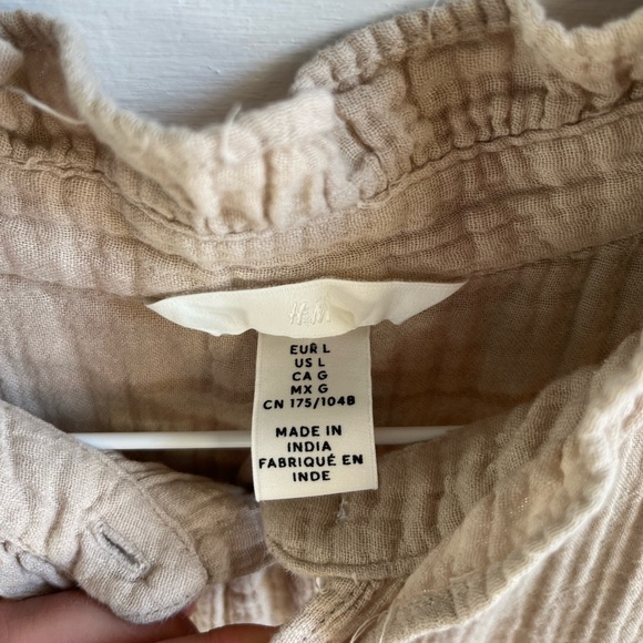 H&M Ruffled Button-Front Women's Top - Picture 2 of 5